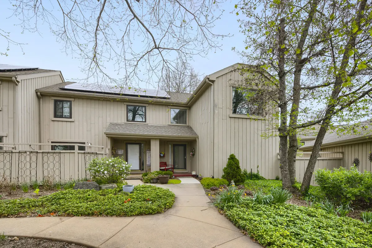 561 Old Barn RD, Lake Barrington, IL 60010