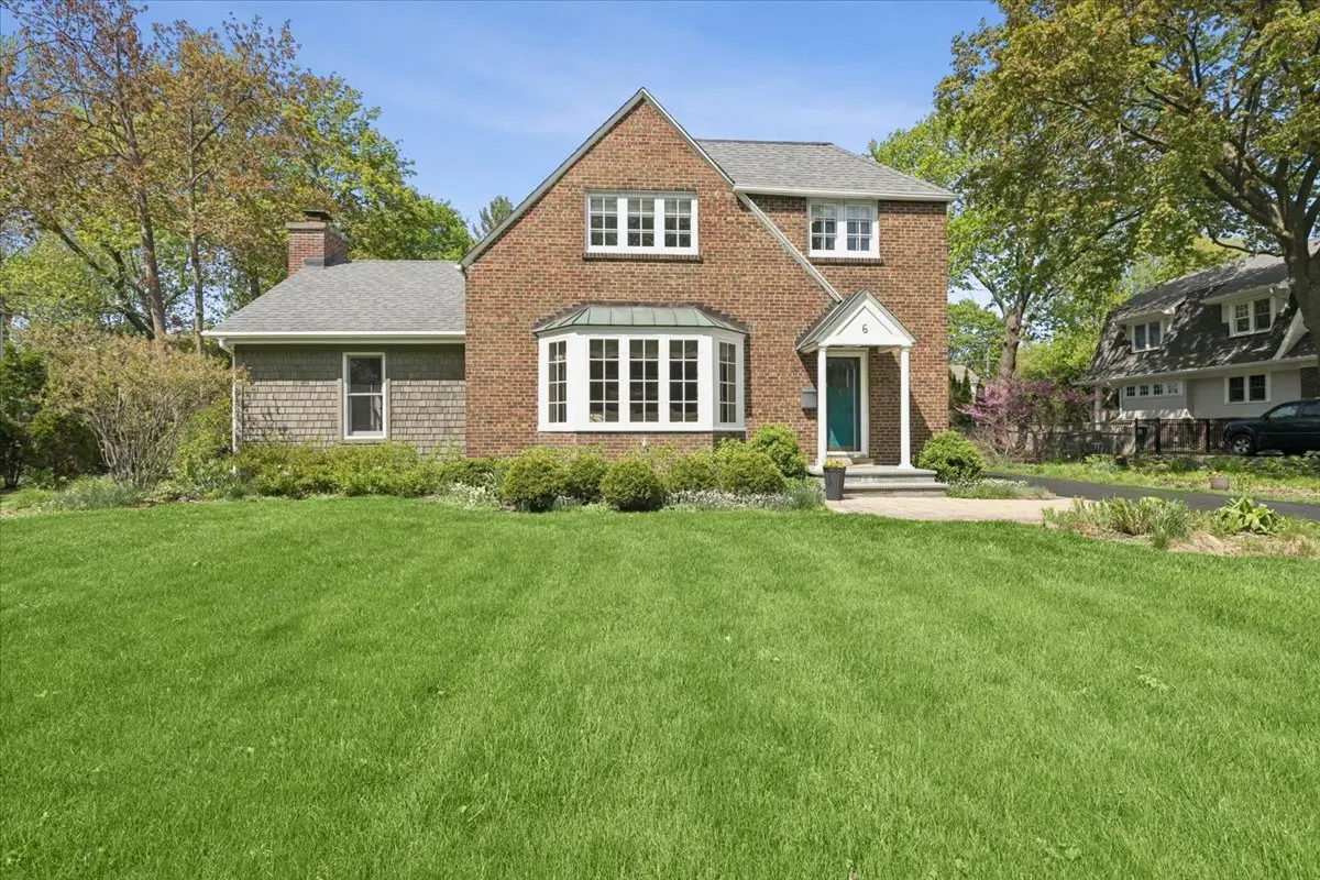 6 E Witchwood LN, Lake Bluff, IL 60044