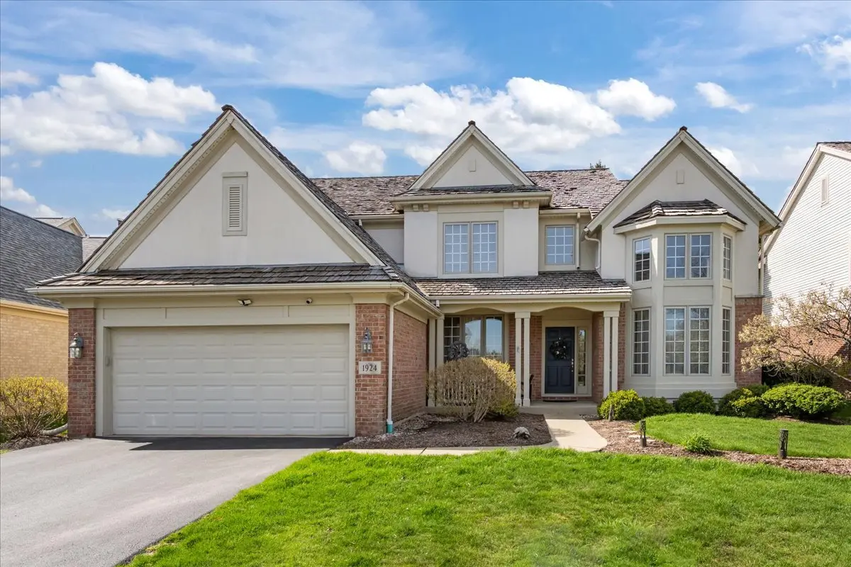 1924 Wyndham CIR, Glenview, IL 60025