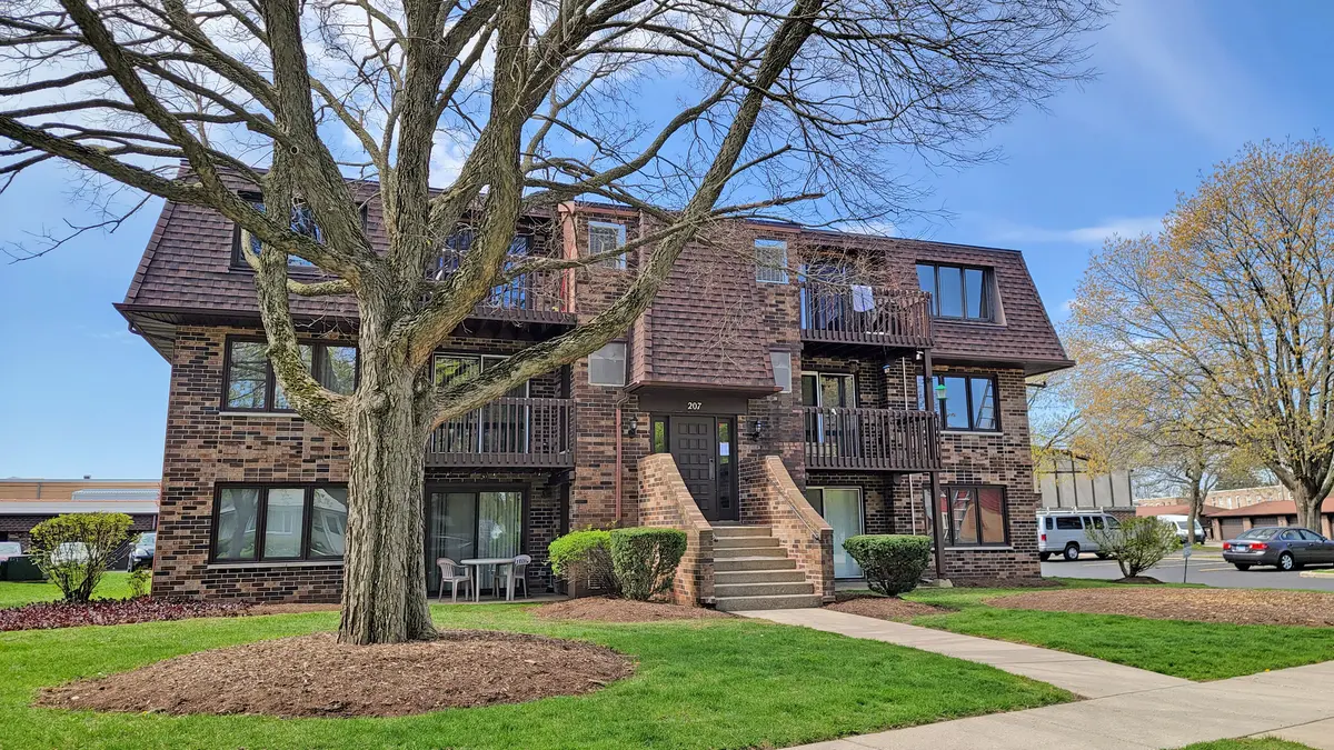 207 Uteg ST #201, Crystal Lake, IL 60014