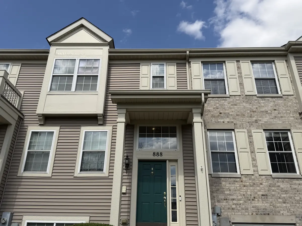 888 Galway LN, Pingree Grove, IL 60140