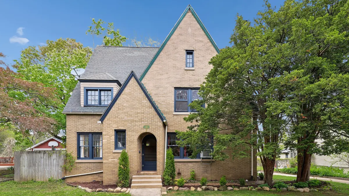 726 W Highland AVE, Elgin, IL 60123
