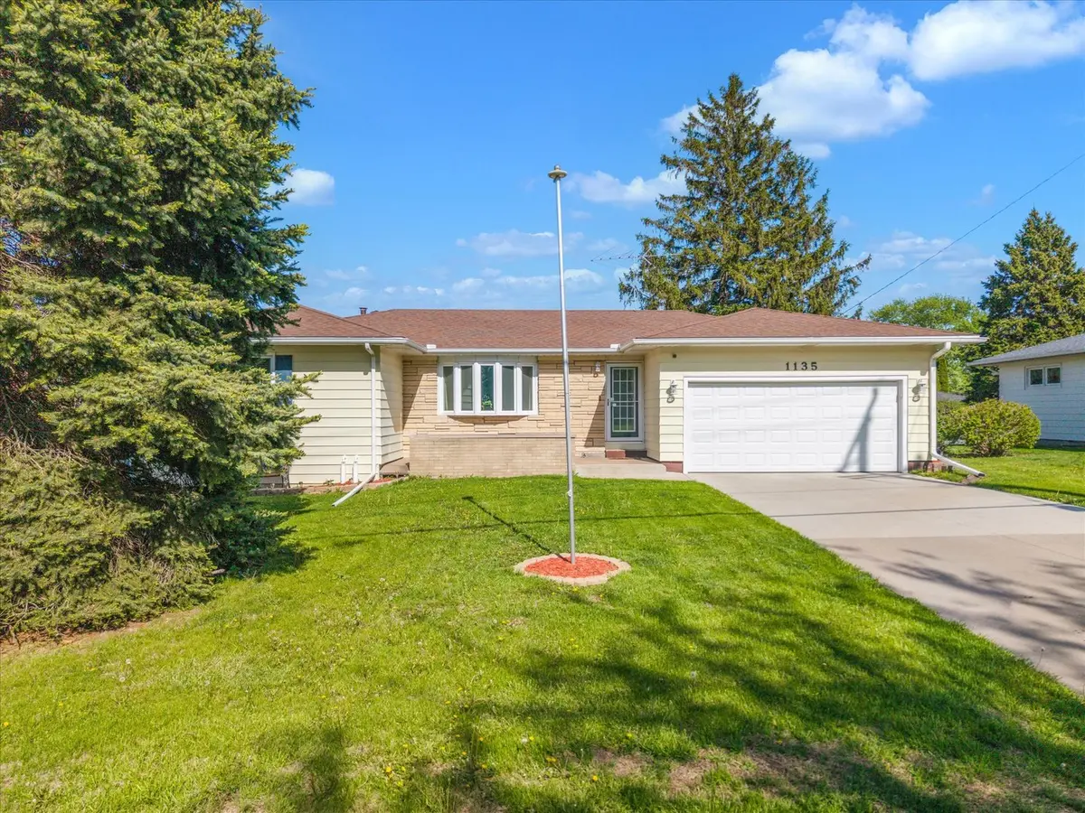 1135 North 11th ST, Clinton, IA 52732