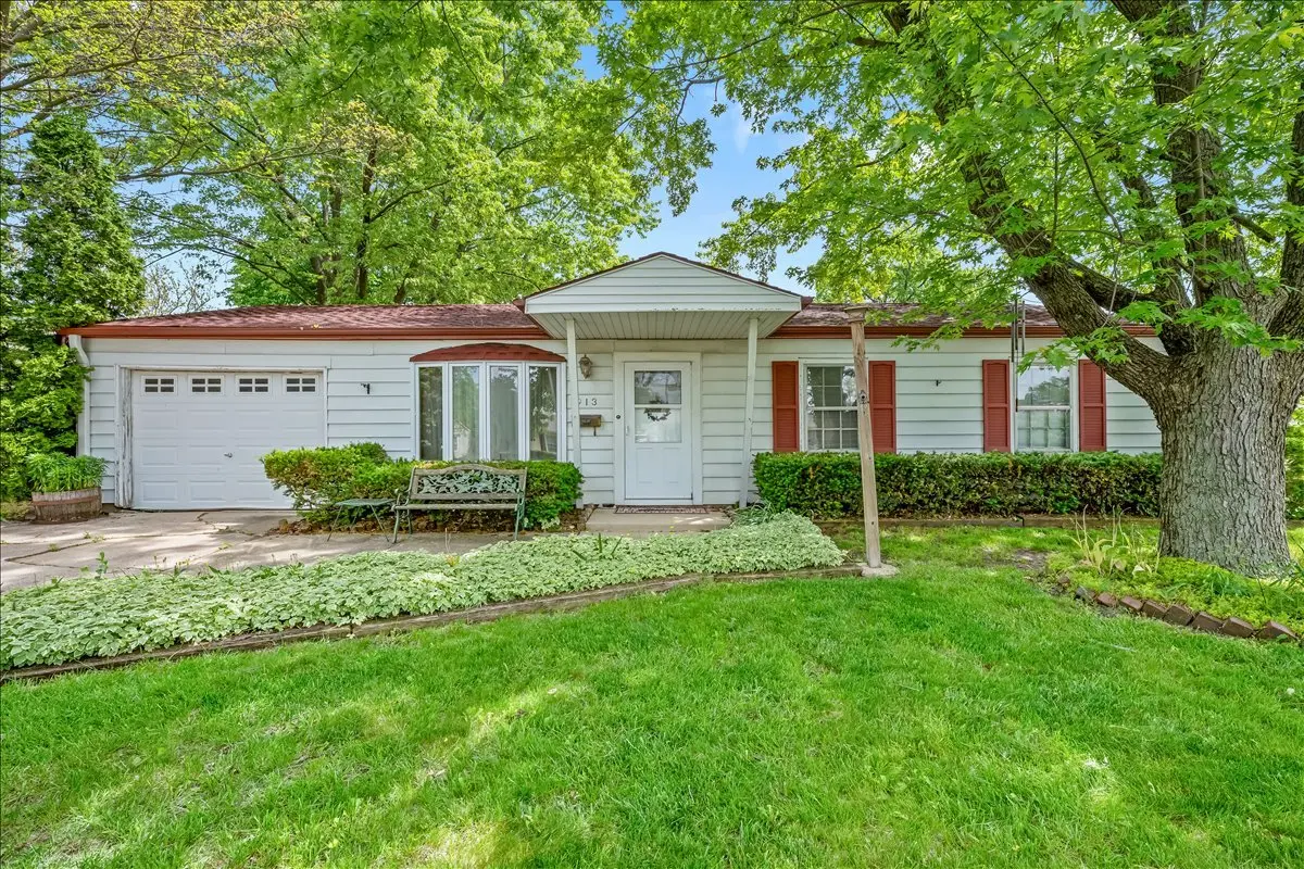 913 Mulberry LN, Streamwood, IL 60107
