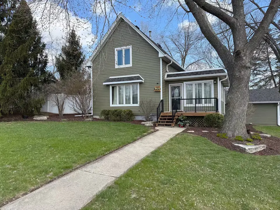 300 Division ST, South Elgin, IL 60177