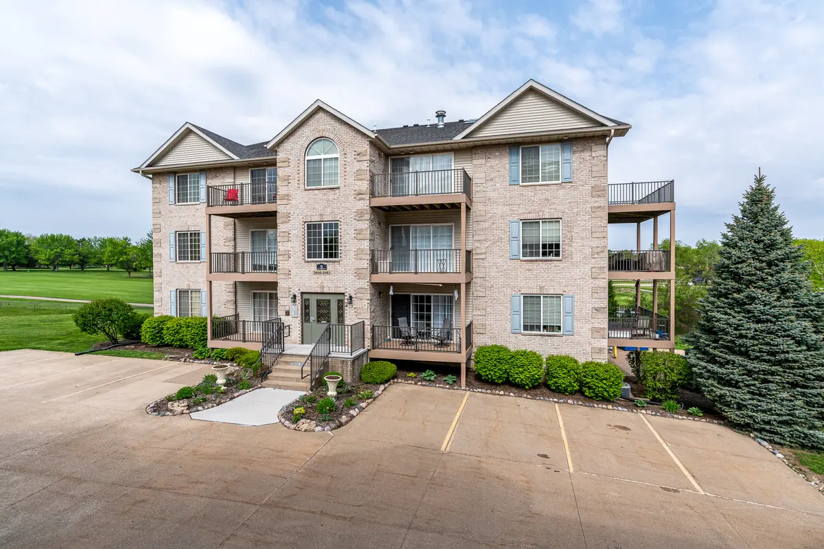 2958 Holiday CT #9, Bettendorf, IA 52722