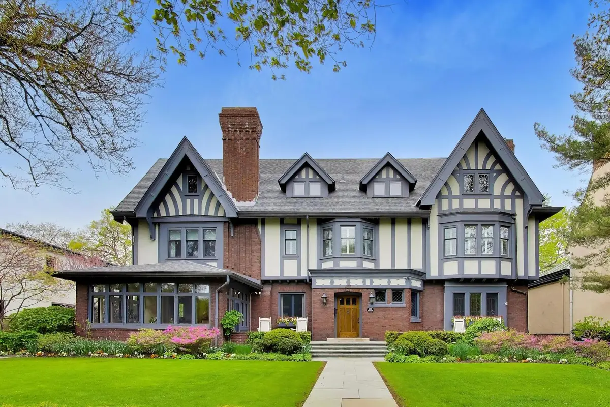 1218 Sheridan RD, Evanston, IL 60202