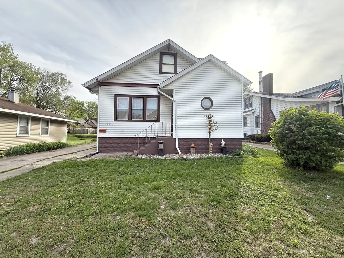 247 17th PL, Clinton, IA 52732