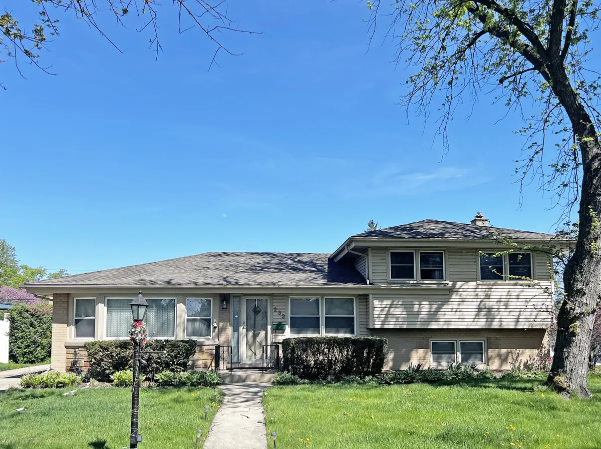 233 Crescent DR, Glenview, IL 60025