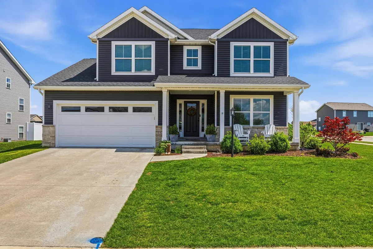 718 Cole LN, Mahomet, IL 61853