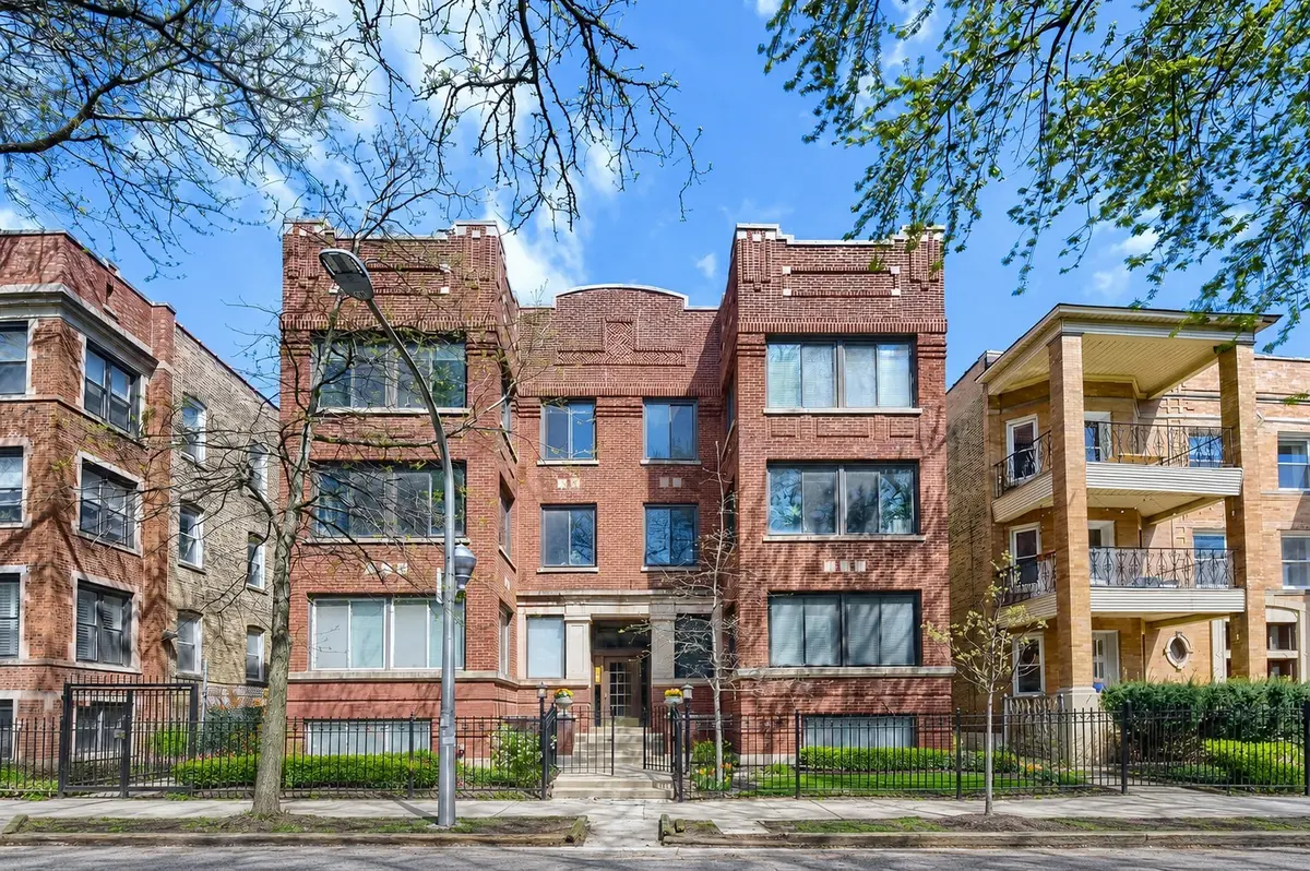 942 W Belle Plaine AVE #3E, Chicago, IL 60613