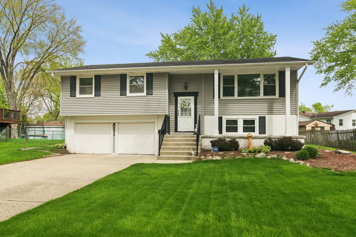 1029 Webster LN, Schaumburg, IL 60193