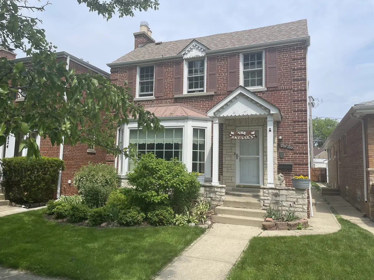 2820 W Greenleaf AVE, Chicago, IL 60645