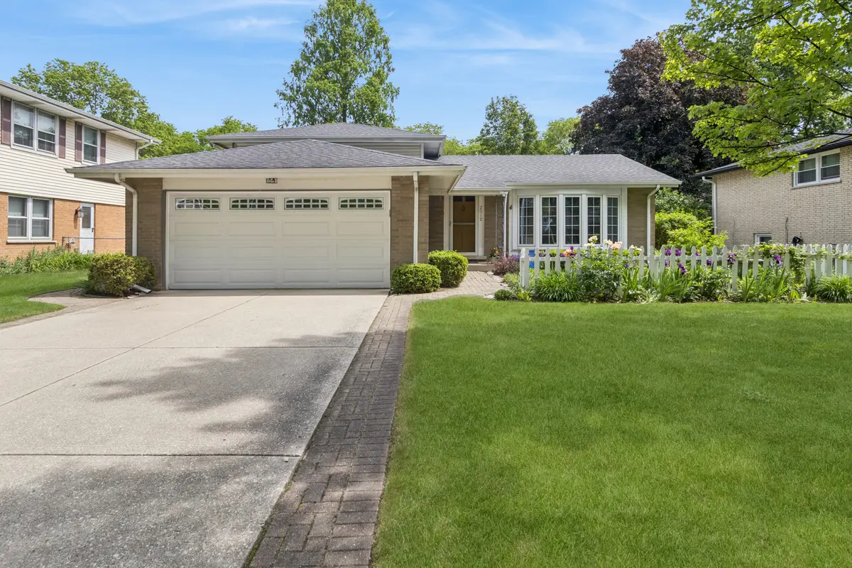 2012 E Cayuga LN, Mount Prospect, IL 60056