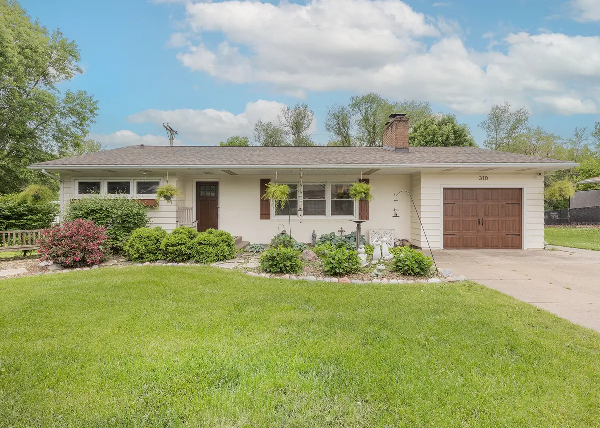 310 Circle DR, Riverdale, IA 52722