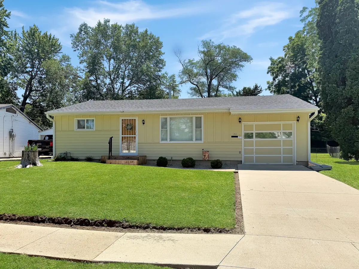 1411 Mark DR, Freeport, IL 61032