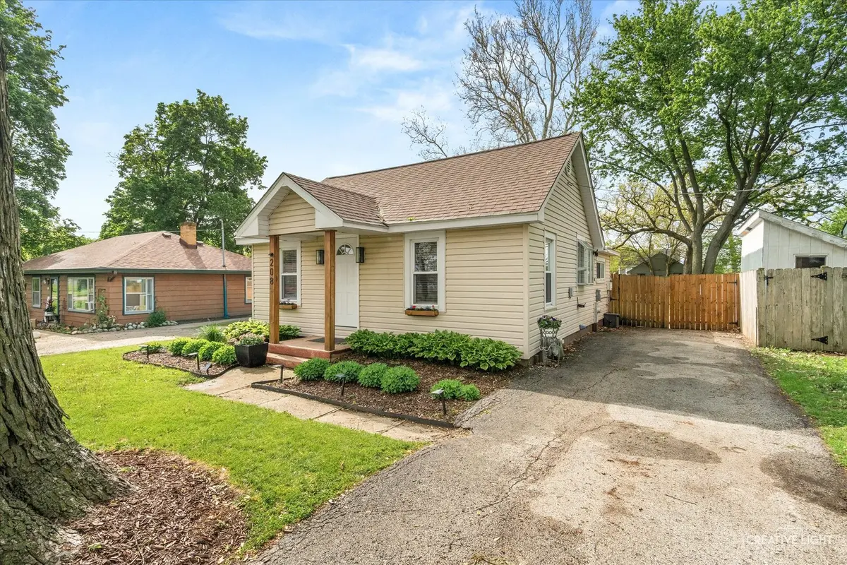 208 Oak ST, Big Rock, IL 60511