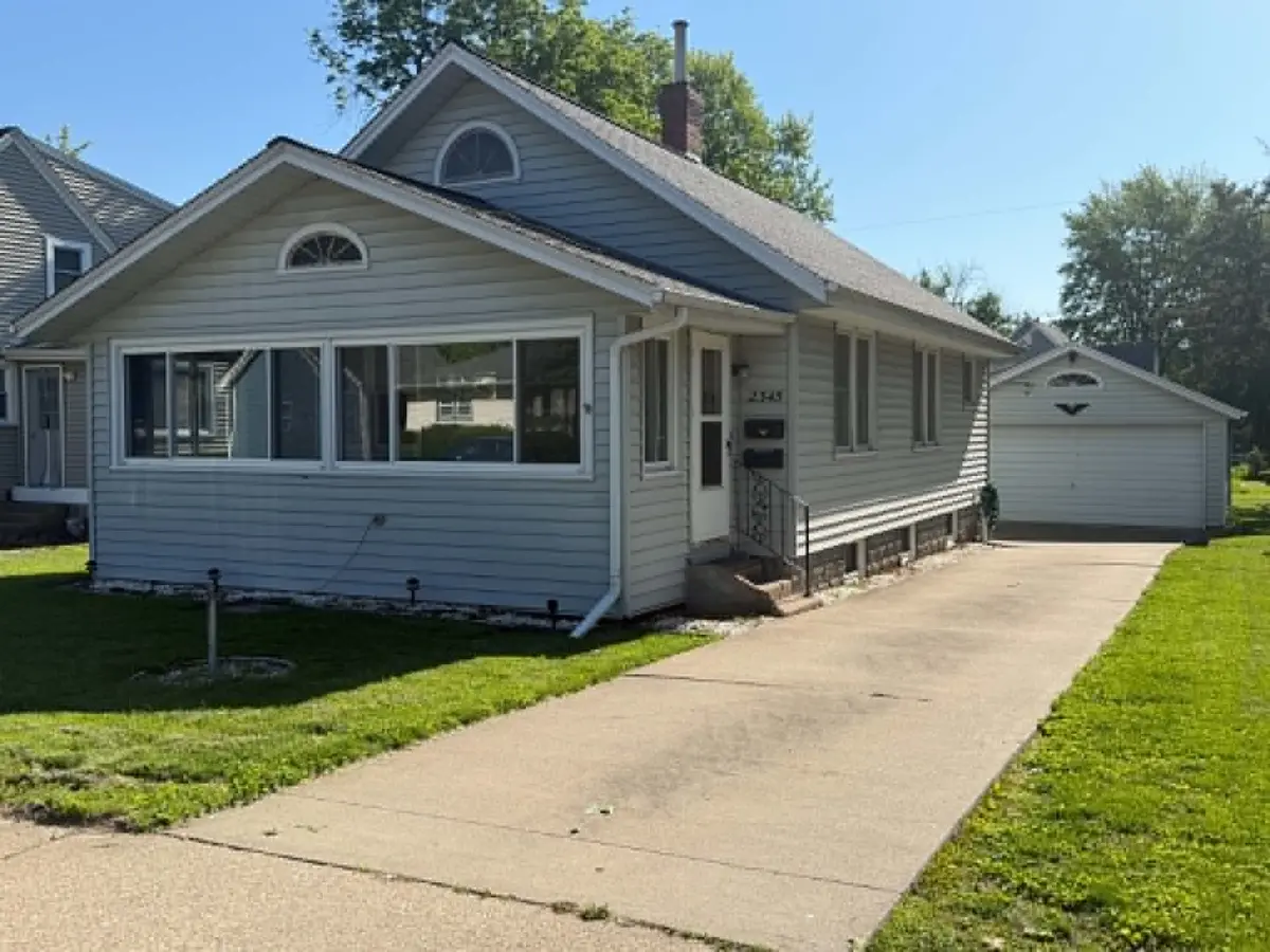2345 Dunham ST, Clinton, IA 52732