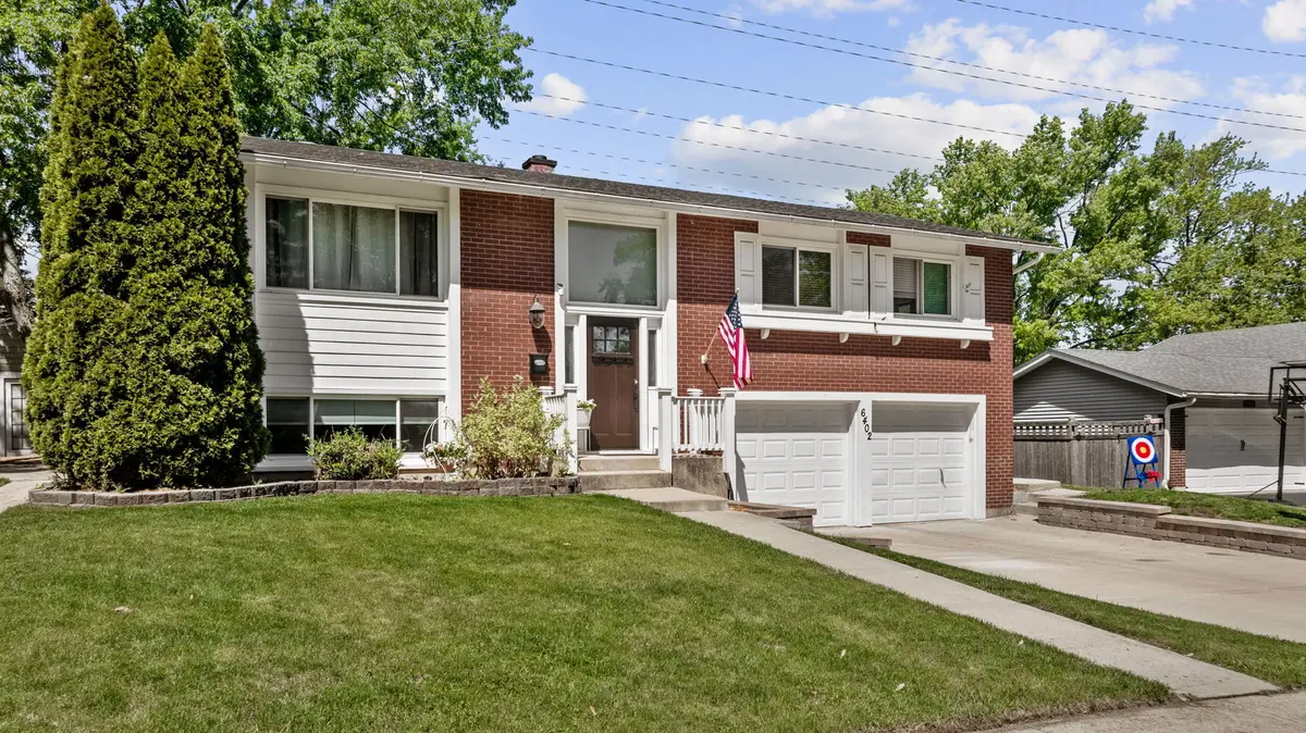 6402 Macarthur DR, Woodridge, IL 60517