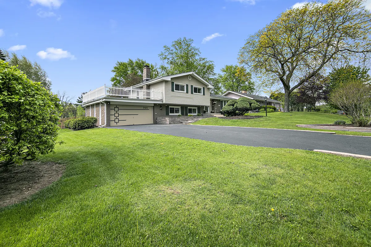 765 W Bayer DR, Palatine, IL 60067