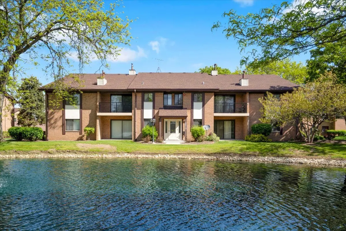 2213 Wharf DR #407, Woodridge, IL 60517