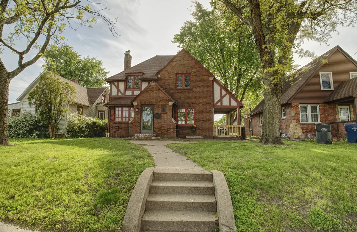 1015 N 2nd ST, Clinton, IA 52732