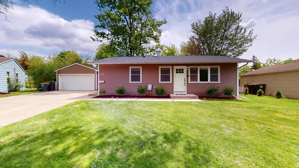 305 Cedar CT, Streamwood, IL 60107