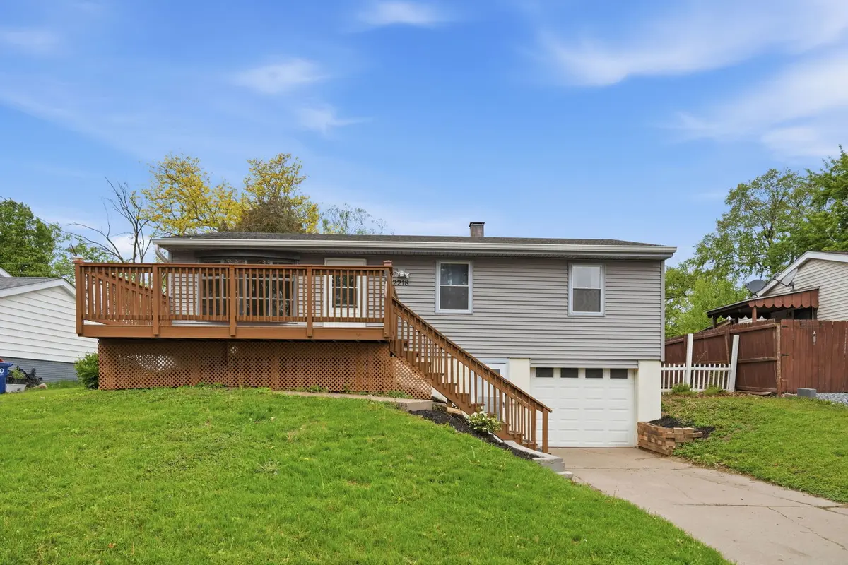 2218 N Hazelwood AVE, Davenport, IA 52804