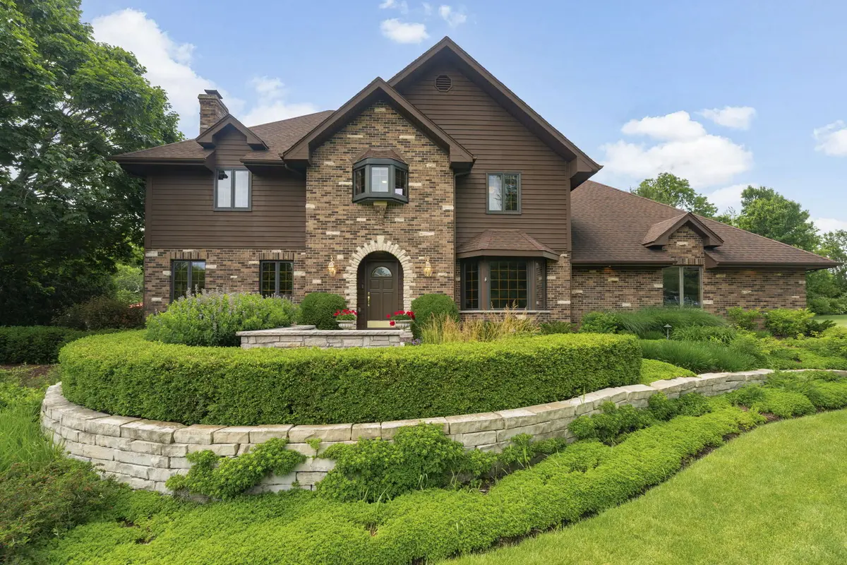 5N868 Prairie Valley DR, St. Charles, IL 60175