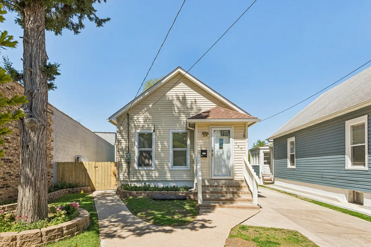 700 Villa ST, Elgin, IL 60120