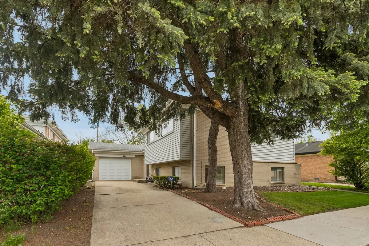 9337 Lavergne AVE, Skokie, IL 60077