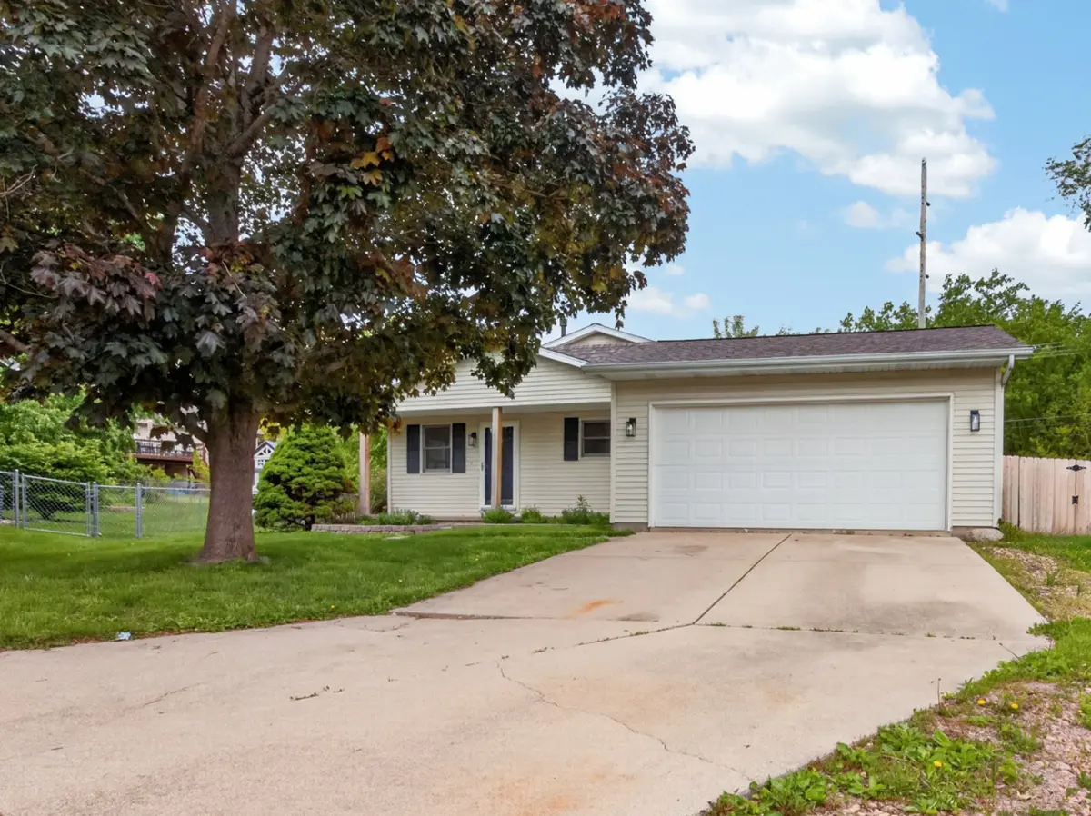 9 TimberView DR, Bloomington, IL 61701