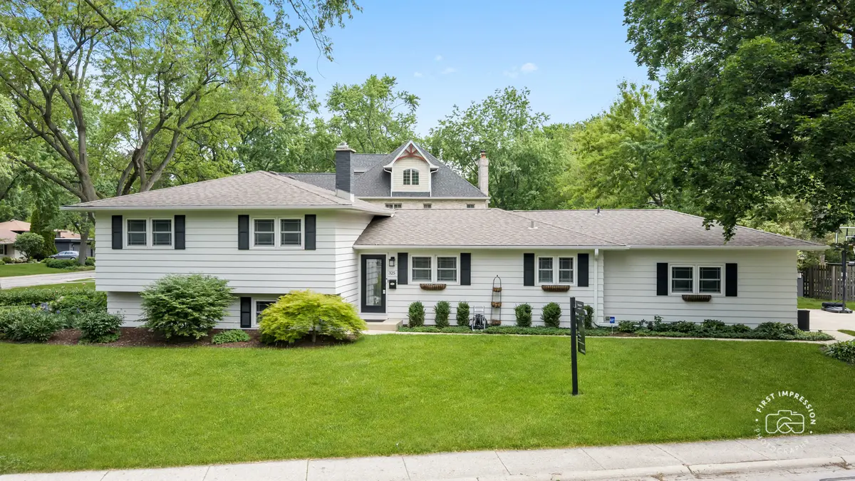 325 Hemlock LN, Naperville, IL 60540
