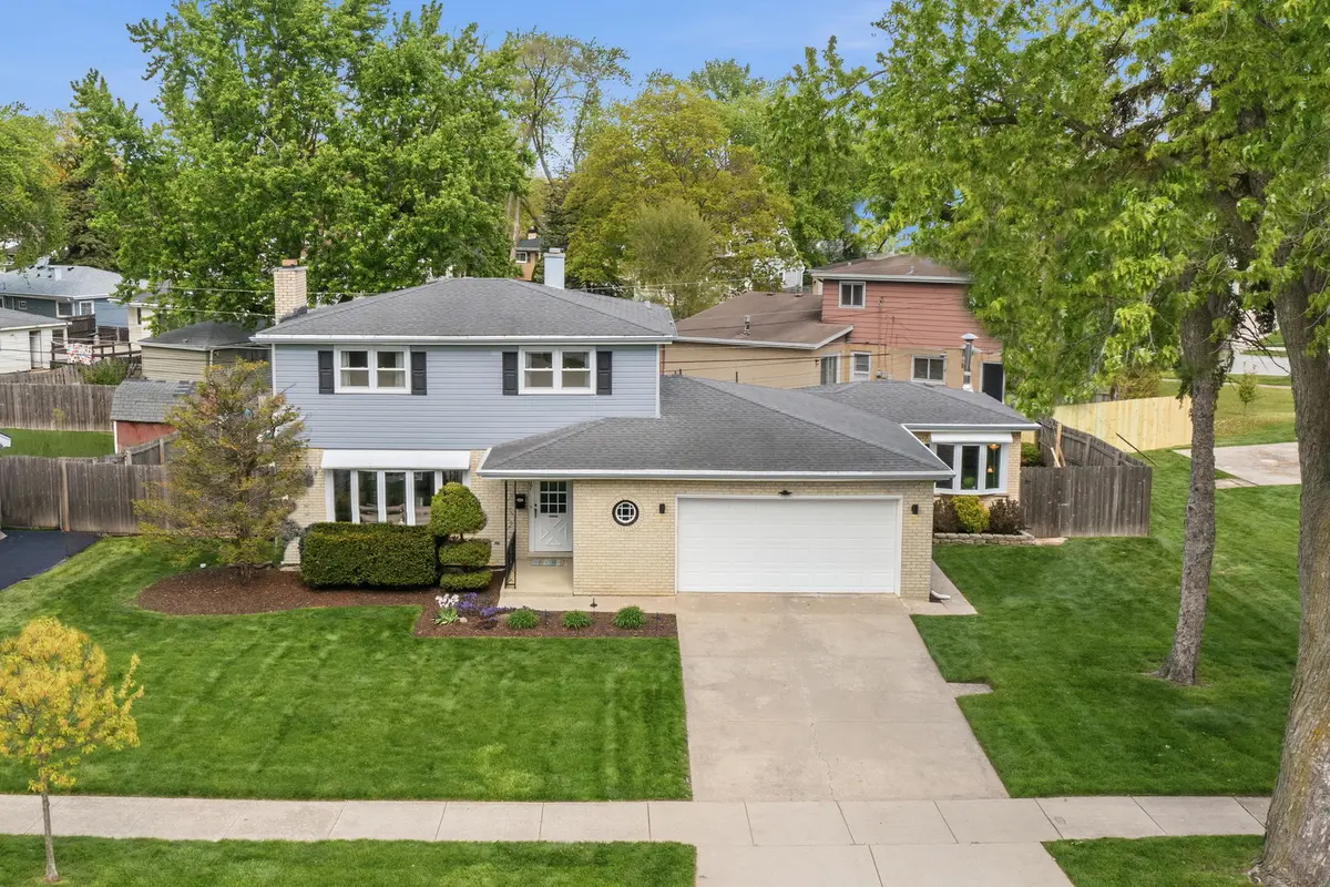 237 N Pioneer DR, Addison, IL 60101