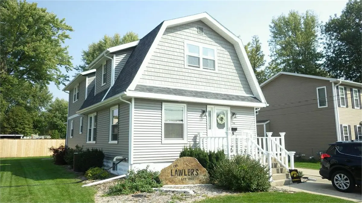 246 6th ST, De Witt, IA 52742