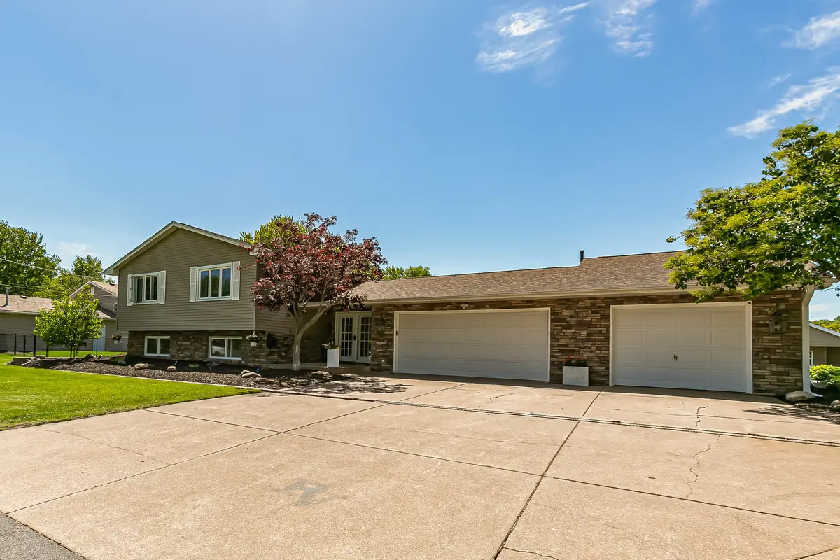 3530 E Harbor DR, Bettendorf, IA 52722