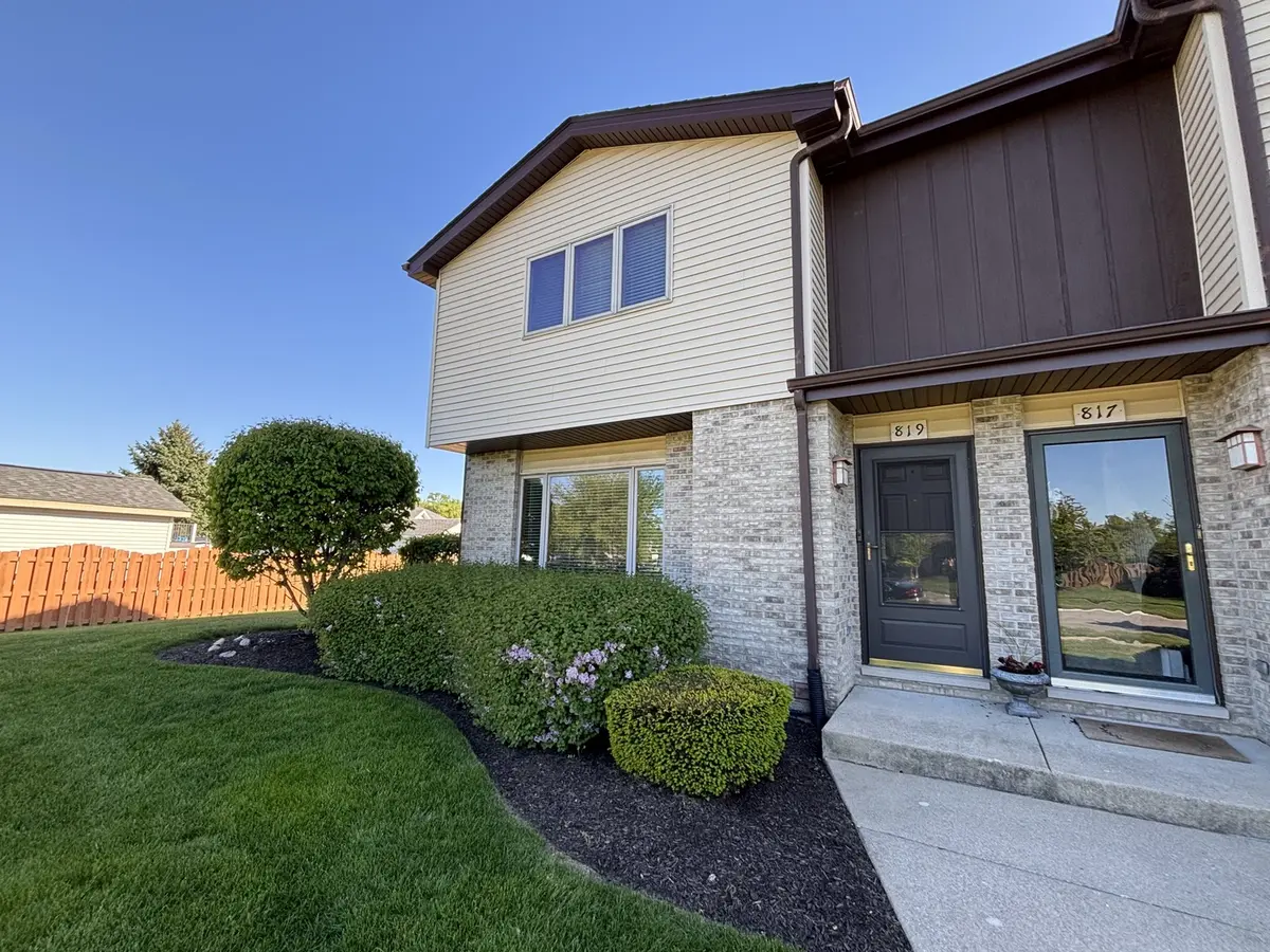 819 Sojourn RD, New Lenox, IL 60451