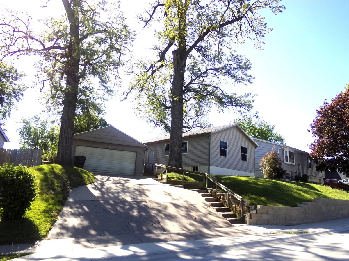 1521 Emerald DR, Davenport, IA 52804