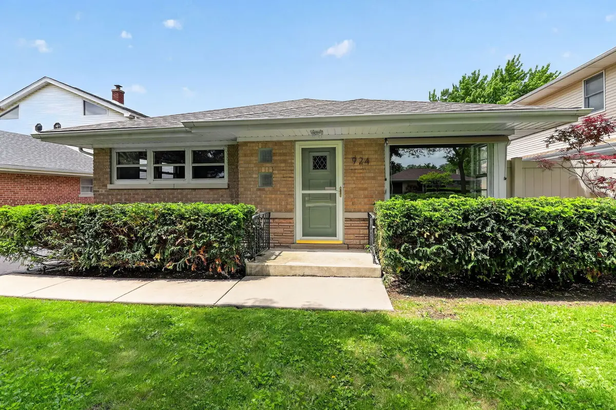 924 S Hillcrest AVE, Elmhurst, IL 60126