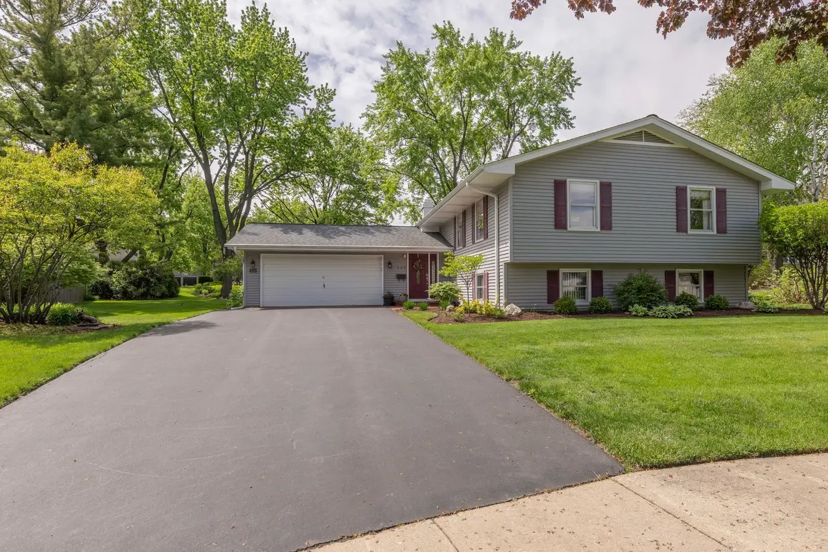 520 S 15th CT, St. Charles, IL 60174