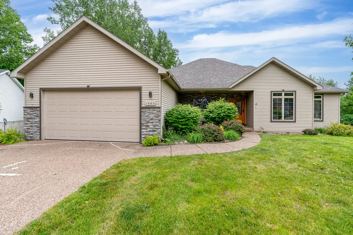 1585 DEER WOOD DR, Bettendorf, IA 52722