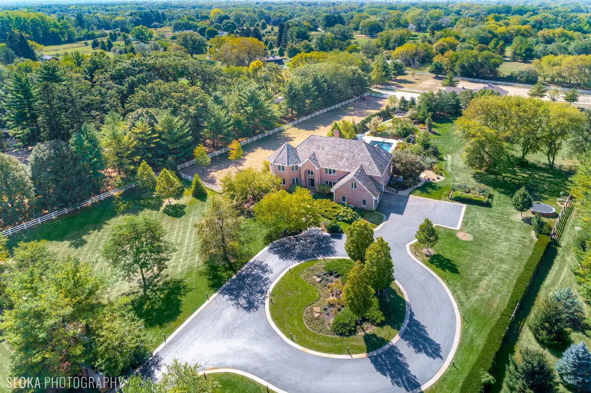 11 Moate LN, Barrington Hills, IL 60010