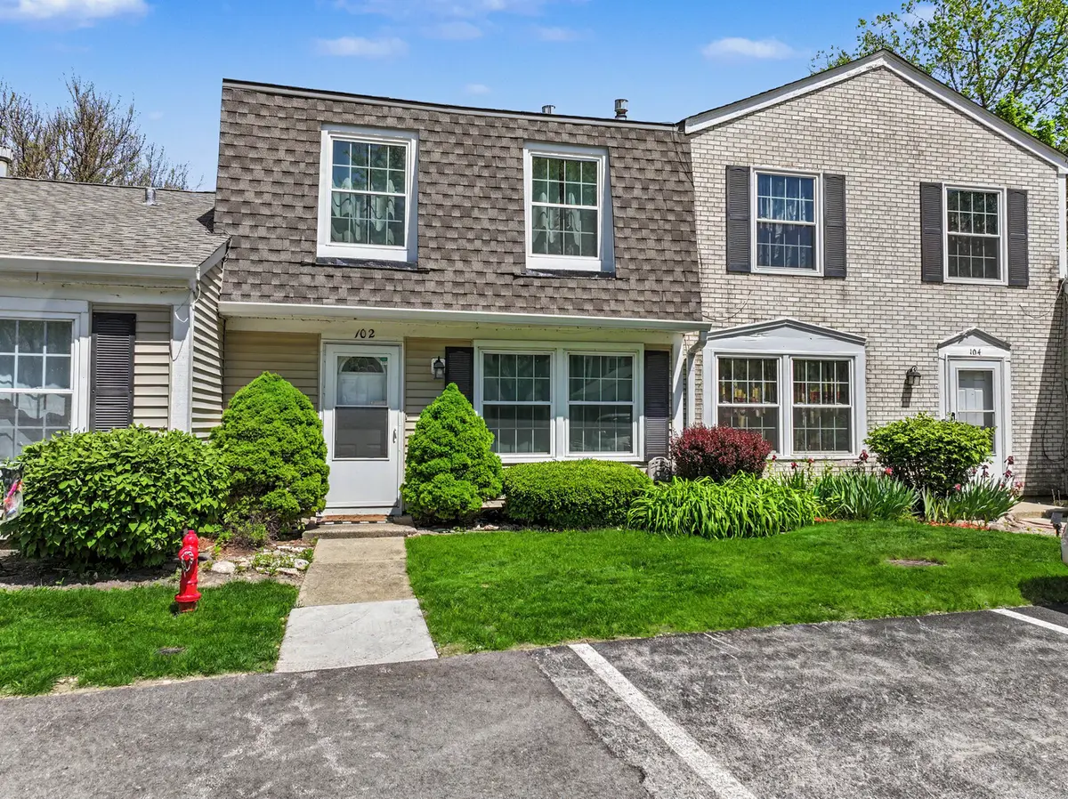 102 Bright Oaks CIR #102, Cary, IL 60013