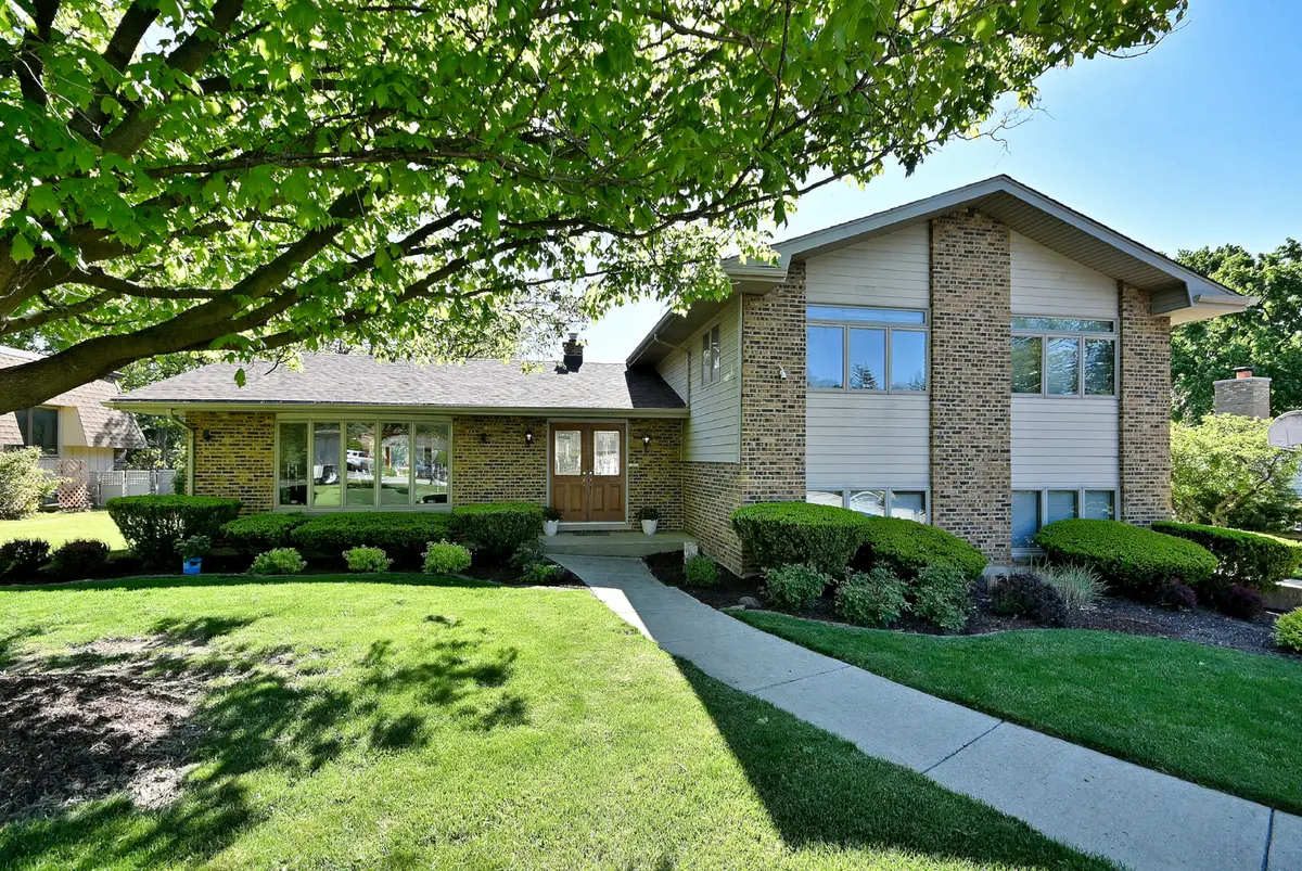 9S631 William DR, Burr Ridge, IL 60527
