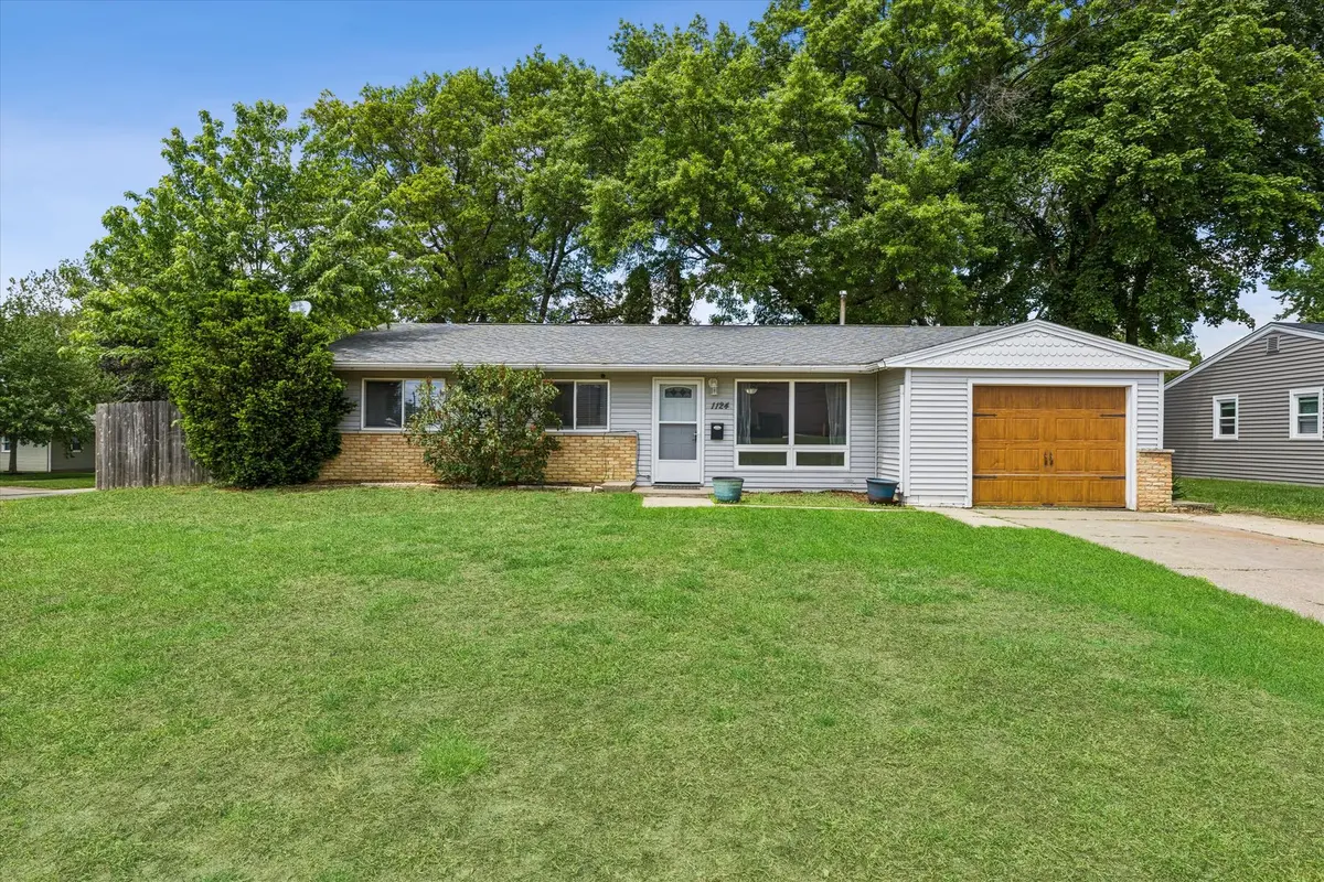 1124 12th ST, De Witt, IA 52742