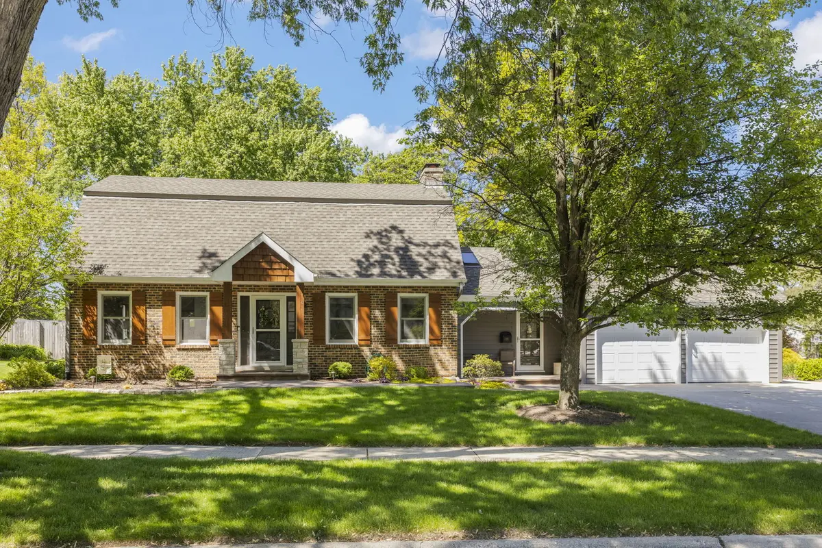 105 Thrush LN, Naperville, IL 60540