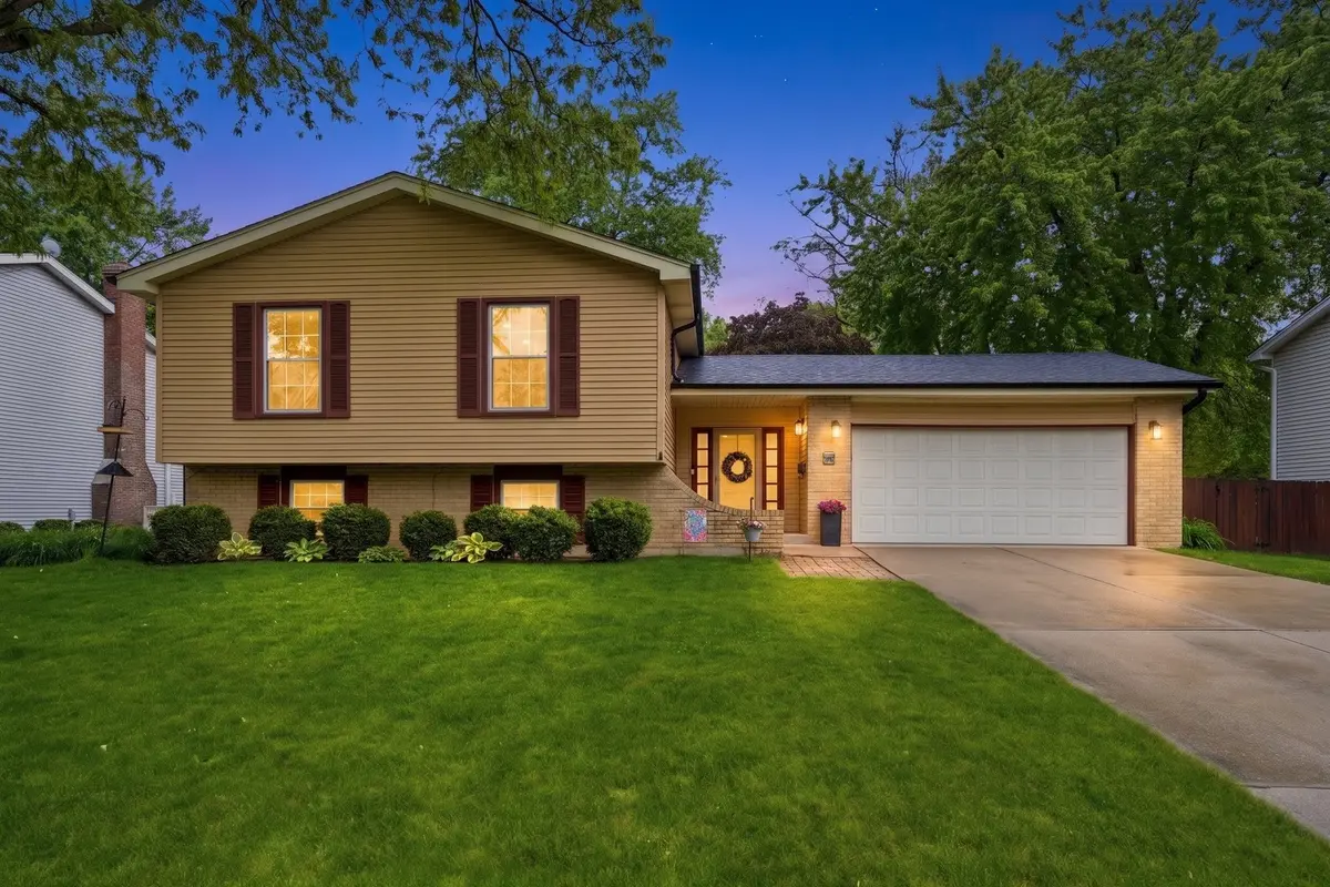 1940 Brentwood LN E, Wheaton, IL 60189