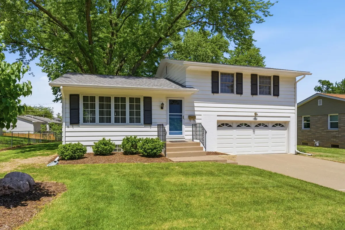 1912 E 31st ST, Davenport, IA 52807