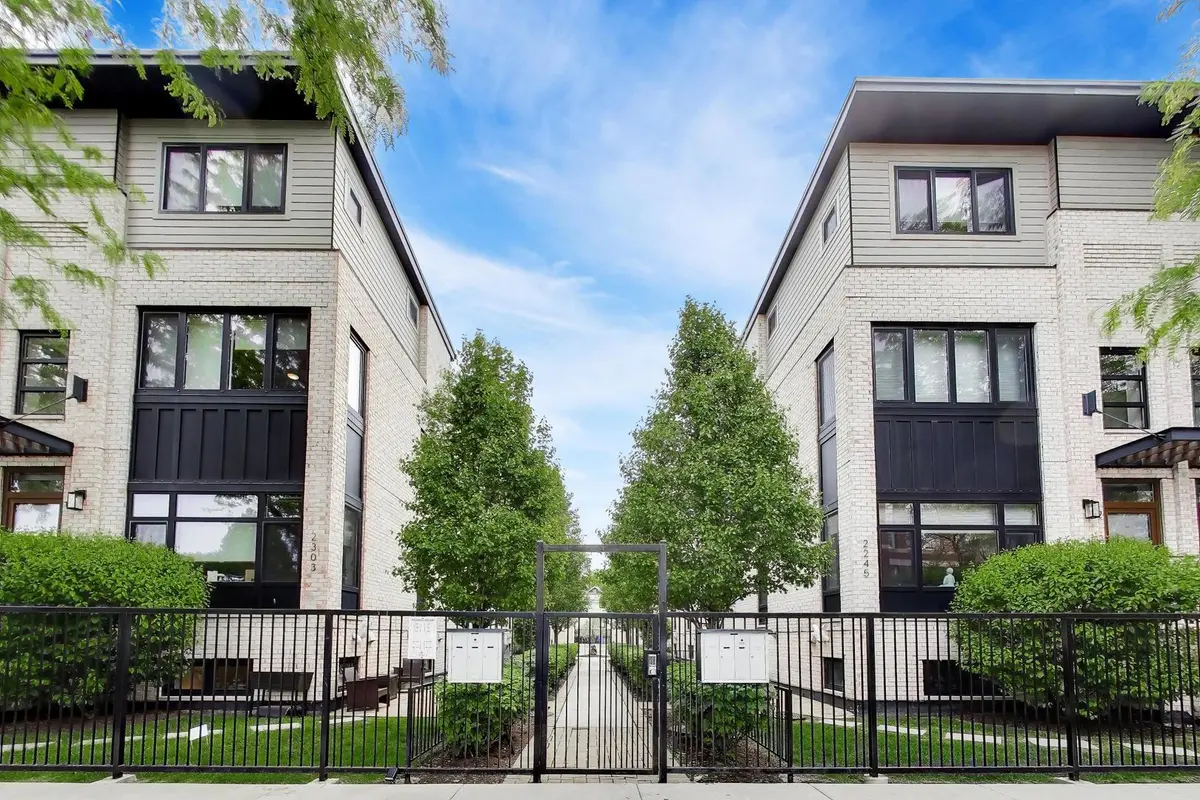 2247 N Rockwell ST #1, Chicago, IL 60647