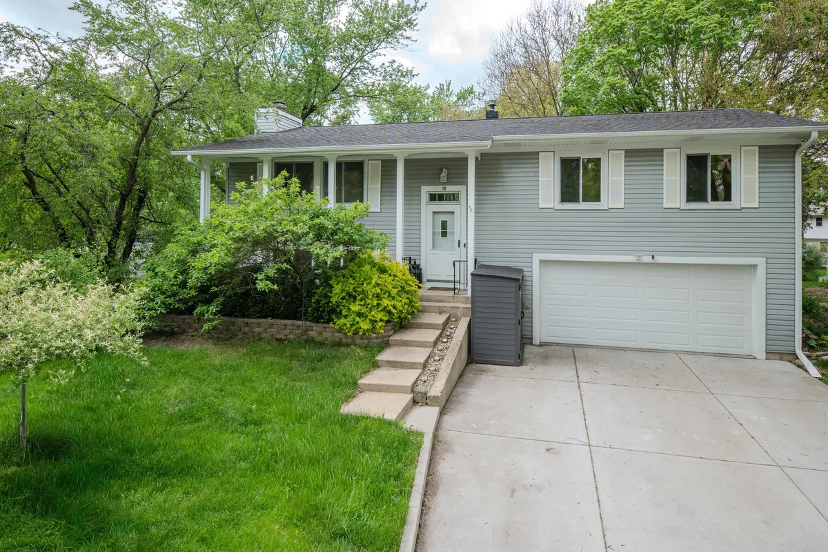 10 Cumberland CT, Cary, IL 60013